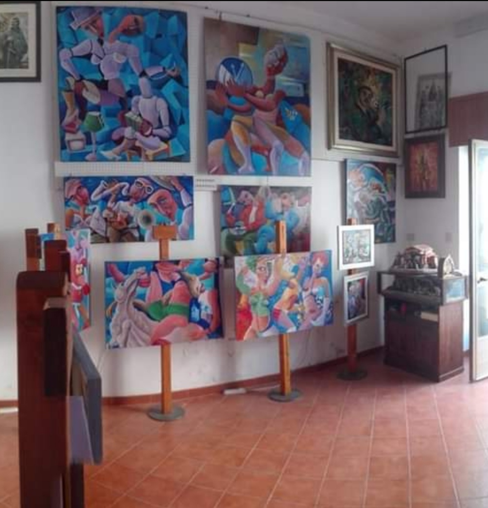 Lo studio di Giacomo De Troia con i dipinti sui cavalletti